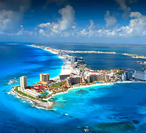 Espectacular vista de Cancún, México. Aguas turquesas del Mar Caribe, playas de arena blanca, y un cielo azul despejado crean el escenario perfecto para unas vacaciones tropicales inolvidables. Descubre la belleza y la energía vibrante de Cancún en tu próxima escapada.