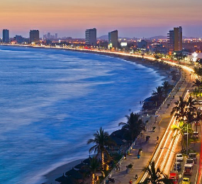 Majestuosa vista de Mazatlán, México. Playas extensas, un malecón animado, atardeceres pintorescos y la autenticidad de su cultura hacen de Mazatlán un destino encantador. Descubre la calidez y la diversidad de Mazatlán en tu próxima experiencia de viaje.