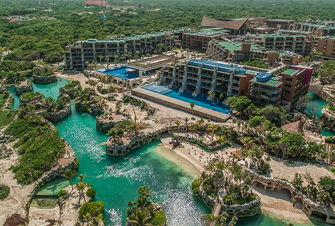 Vista panorámica del Hotel Xcaret México, un lujoso resort en la Riviera Maya con diseño integrado en la naturaleza, playas hermosas y una experiencia única de lujo y confort.