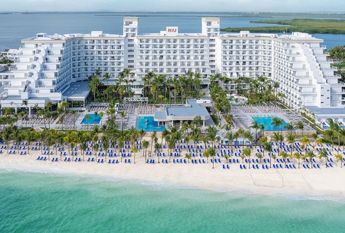Vista espectacular del Hotel Riu Cancun, ubicado en la hermosa playa de Cancún. Disfruta de lujo y comodidades en este resort todo incluido, con piscinas impresionantes, restaurantes gourmet y acceso directo a las aguas cristalinas del Caribe. Descubre la hospitalidad excepcional de Riu Cancun en tu próxima escapada tropical.